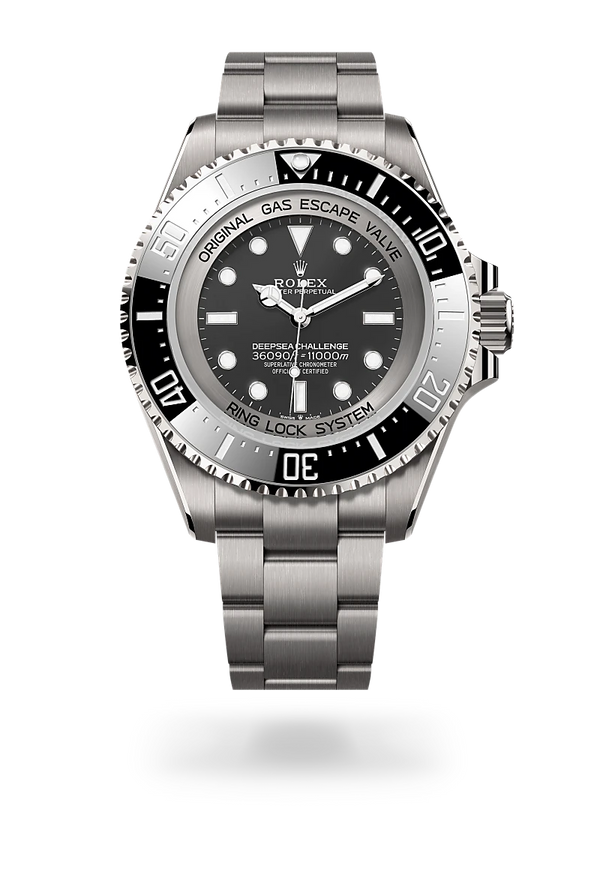 El bisel giratorio unidireccional graduado 60 minutos del Deepsea Challenge permite visualizar los tiempos de inmersión y descompresión con total seguridad. Está equipado con un disco de bisel Cerachrom negro patentado y fabricado por Rolex en una cerámica prácticamente imposible de rayar o alterar por los rayos ultravioleta. La graduación se obtiene por PVD (Physical Vapour Deposition) de una fina capa de platino. La esfera aloja grandes índices y agujas Chromalight, recubiertas de un material luminiscente de larga duración, que emite un color azul para una excelente legibilidad en la oscuridad.