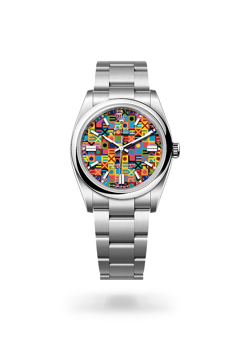 La esfera del Oyster Perpetual 36 ofrece una reinterpretación sutil a la par que moderna del motivo Jubilee que se introdujo a finales de la década de 1970 y se convirtió en icónico. Las letras del nombre «Rolex» crean un juego de contrastes que combina un total de diez tonalidades. Su fabricación supone un desafío de gran envergadura, ya que los colores no se aplican de forma simultánea, sino consecutiva. Se requiere, además, una precisión extrema para que todas las formas y letras que componen el motivo decorativo queden perfectamente colocadas.