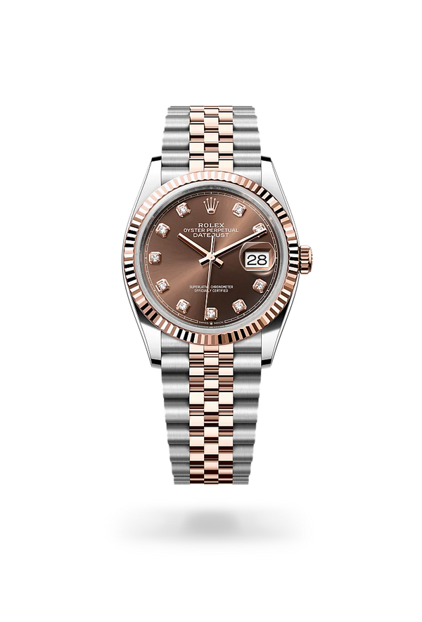 Esta esfera presenta Diamantes con engaste chatón en oro de 18 quilates. El acabado tipo sol crea delicados reflejos de luz en muchas esferas de la colección Oyster Perpetual. Se obtiene utilizando técnicas magistrales de cepillado que crean surcos que salen del centro de la esfera. La luz se difunde constantemente a lo largo de cada grabado, creando un sutil brillo característico que se mueve según la posición de la muñeca. Una vez completado el acabado tipo sol, el color de la esfera se aplica mediante PVD (Physical Vapour Deposition) o galvanoplastia. Una ligera capa de barniz le da a la esfera su aspecto final.