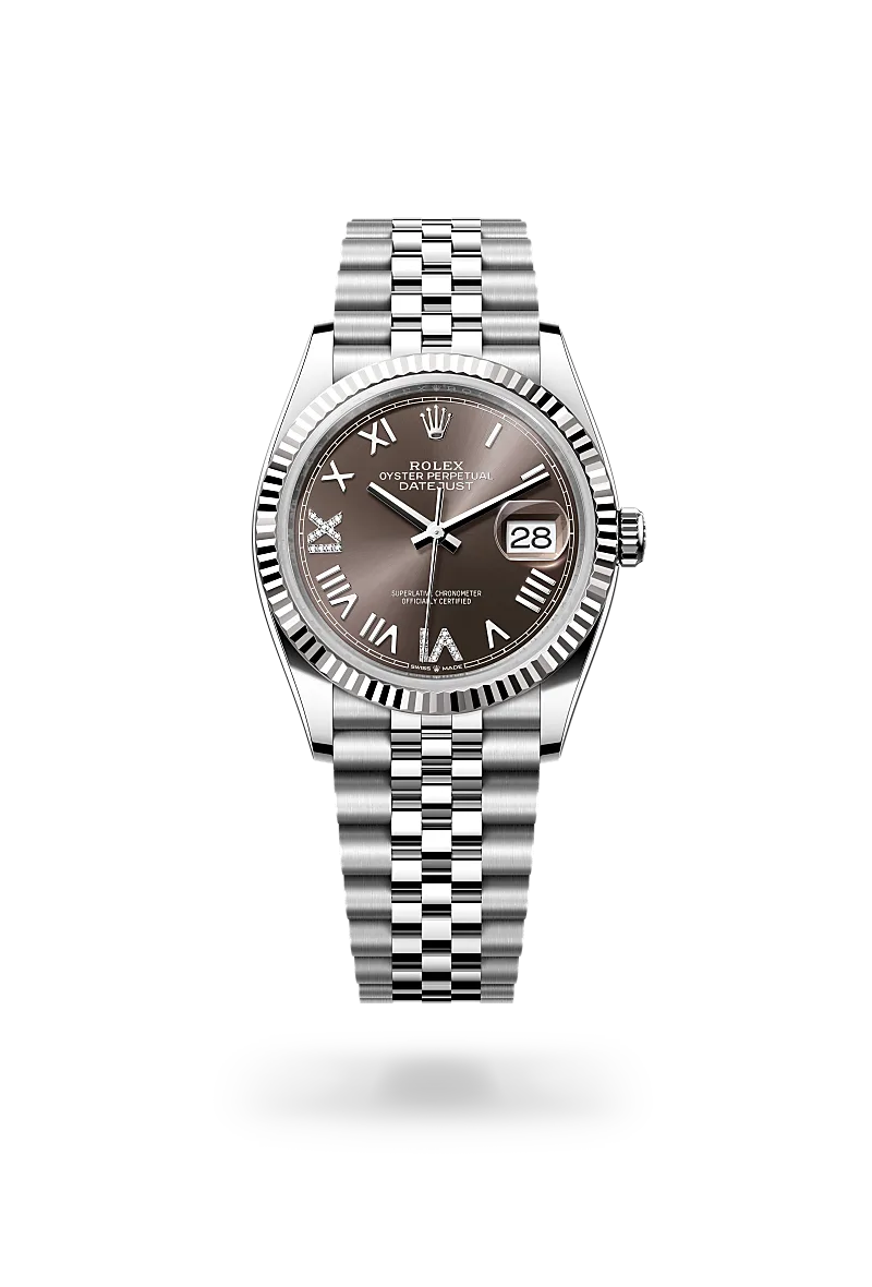 Esta esfera presenta números romanos VI y IX en oro de 18 quilates engastados de 24 diamantes. El acabado tipo sol crea delicados reflejos de luz en muchas esferas de la colección Oyster Perpetual. Se obtiene utilizando técnicas magistrales de cepillado que crean surcos que salen del centro de la esfera. La luz se difunde constantemente a lo largo de cada grabado, creando un sutil brillo característico que se mueve según la posición de la muñeca. Una vez completado el acabado tipo sol, el color de la esfera se aplica mediante PVD (Physical Vapour Deposition) o galvanoplastia. Una ligera capa de barniz le da a la esfera su aspecto final.