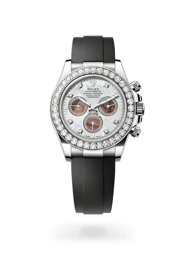 El nuevo Cosmograph Daytona está provisto de un brazalete Oysterflex, desarrollado y patentado por Rolex. Su interior está compuesto por una lámina metálica superelástica sobremoldeada con elastómero negro de alto rendimiento. Este material posee una gran duración y resiste particularmente bien a las agresiones ambientales. En su versión Oysterflex, el brazalete está provisto también de un cierre de seguridad Oysterlock y cuenta además con el sistema de extensión rápida Easylink, patentado por Rolex, que permite ajustar fácilmente su longitud en 5 mm aproximadamente, con el fin de ofrecer una comodidad óptima en todas las situaciones.