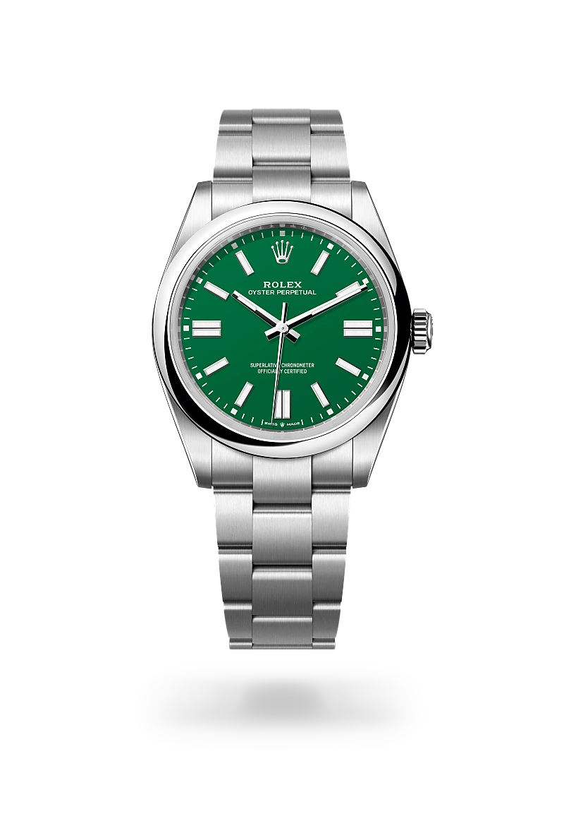 Los tonos creados para la gama Oyster Perpetual presentan en un principio forma de laca que ha de aplicarse con precisión y de forma regular con el fin de obtener una superficie uniforme. La operación se realiza en un entorno con atmósfera controlada para evitar cualquier mota de polvo o impureza. Una tras otra, seis capas de laca se depositan sobre el disco de latón que conforma la base de la esfera. A continuación se aplica un barniz antes del pulido, para conferirle al color todo su brillo y luminosidad. Posteriormente se tampografían las distintas inscripciones, mientras que los índices y la corona se remachan a mano. Resplandeciente e impecable, la esfera está lista entonces para su montaje sobre el movimiento durante el ensamblaje del reloj.