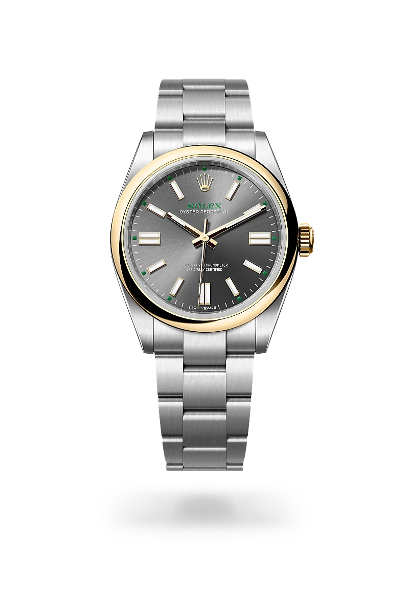 En la esfera pizarra, una tonalidad inédita en la gama Oyster Perpetual, figura la mención «100 years» en la posición de las 6 h, lugar habitualmente ocupado por la inscripción «Swiss Made». Además, cada intervalo de cinco minutos en la minutería se indica con una flecha verde y el nombre «Rolex» está tampografiado en el mismo verde, el color emblemático de la marca.