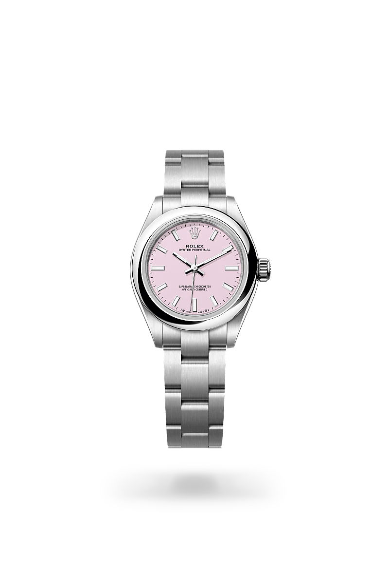 Los tonos creados para la gama Oyster Perpetual presentan en un principio forma de laca que ha de aplicarse con precisión y de forma regular con el fin de obtener una superficie uniforme. La operación se realiza en un entorno con atmósfera controlada para evitar cualquier mota de polvo o impureza. Una tras otra, seis capas de laca se depositan sobre el disco de latón que conforma la base de la esfera. A continuación se aplica un barniz antes del pulido, para conferirle al color todo su brillo y luminosidad. Posteriormente se tampografían las distintas inscripciones, mientras que los índices y la corona se remachan a mano. Resplandeciente e impecable, la esfera está lista entonces para su montaje sobre el movimiento durante el ensamblaje del reloj.