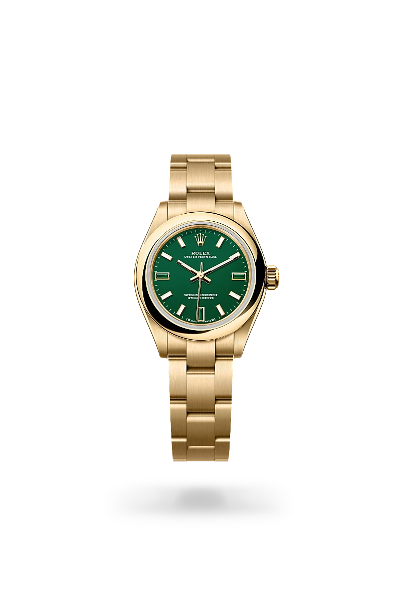 En la esfera lacada del Oyster Perpetual 28, tres de los índices —cuya están en la posición de las 3 h, las 6 h y las 9 h— son de piedra natural, una primicia para Rolex. El heliotropo presenta una variedad de tonos verdes y presenta un corte ogivo en la superficie superior, que resalta su estructura y color individuales a la vez que previene el más mínimo reflejo.