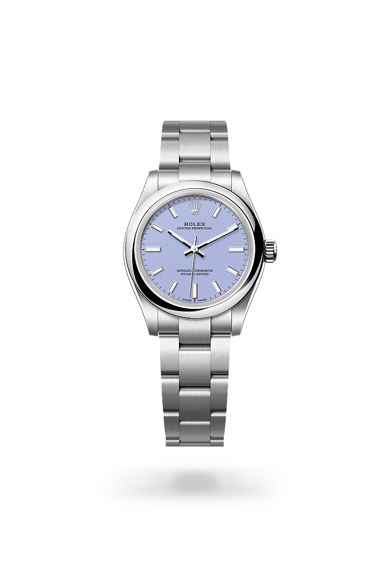 Los tonos creados para la gama Oyster Perpetual presentan en un principio forma de laca que ha de aplicarse con precisión y de forma regular con el fin de obtener una superficie uniforme. La operación se realiza en un entorno con atmósfera controlada para evitar cualquier mota de polvo o impureza. Una tras otra, seis capas de laca se depositan sobre el disco de latón que conforma la base de la esfera. A continuación se aplica un barniz antes del pulido, para conferirle al color todo su brillo y luminosidad. Posteriormente se tampografían las distintas inscripciones, mientras que los índices y la corona se remachan a mano. Resplandeciente e impecable, la esfera está lista entonces para su montaje sobre el movimiento durante el ensamblaje del reloj.