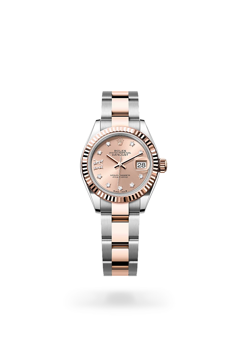 Esta esfera presenta diamantes con engaste chatón en oro de 18 quilates y número romano IX en oro de 18 quilates engastado de 8 diamantes. El acabado tipo sol crea delicados reflejos de luz en muchas esferas de la colección Oyster Perpetual. Se obtiene utilizando técnicas magistrales de cepillado que crean surcos que salen del centro de la esfera. La luz se difunde constantemente a lo largo de cada grabado, creando un sutil brillo característico que se mueve según la posición de la muñeca. Una vez completado el acabado tipo sol, el color de la esfera se aplica mediante PVD (Physical Vapour Deposition) o galvanoplastia. Una ligera capa de barniz le da a la esfera su aspecto final.