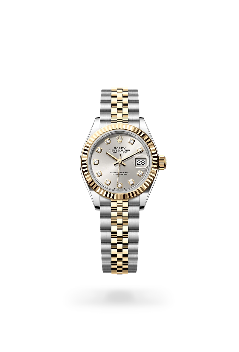 Esta esfera presenta Diamantes con engaste chatón en oro de 18 quilates. El acabado tipo sol crea delicados reflejos de luz en muchas esferas de la colección Oyster Perpetual. Se obtiene utilizando técnicas magistrales de cepillado que crean surcos que salen del centro de la esfera. La luz se difunde constantemente a lo largo de cada grabado, creando un sutil brillo característico que se mueve según la posición de la muñeca. Una vez completado el acabado tipo sol, el color de la esfera se aplica mediante PVD (Physical Vapour Deposition) o galvanoplastia. Una ligera capa de barniz le da a la esfera su aspecto final.